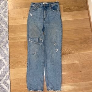 Abercrombie & Fitch 90’s straight, ultra high rise blue jeans.
